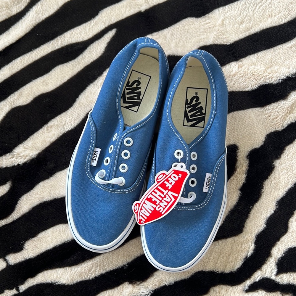Vans Kids Classic Blue lace up sneaker in size 5